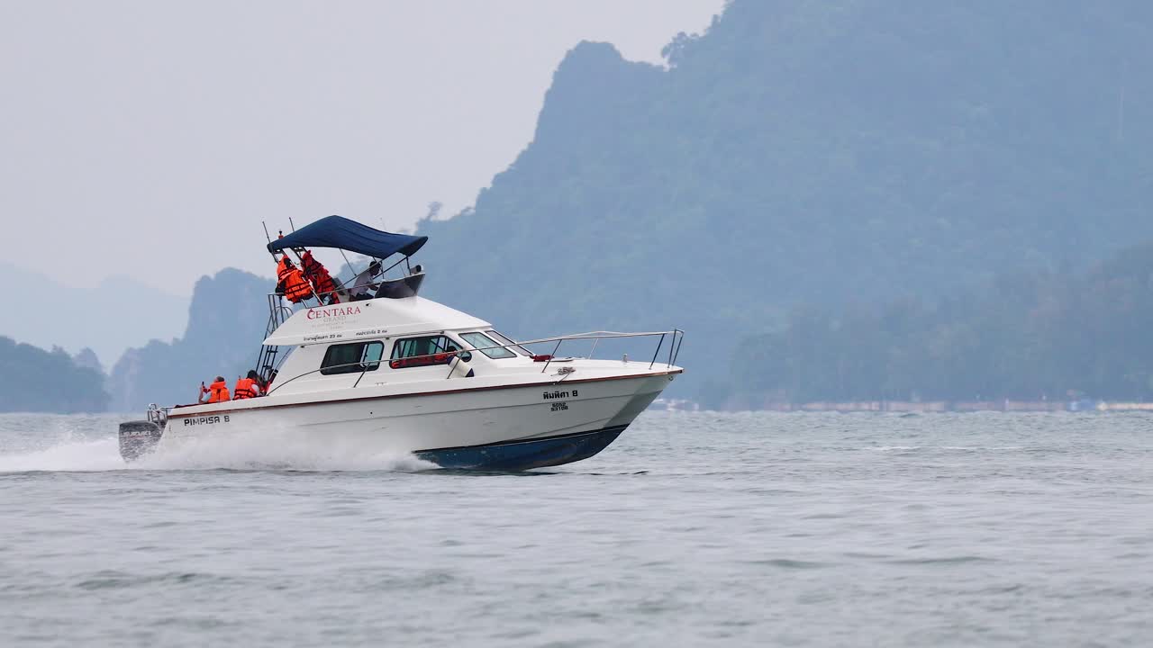 스피드 보트 가 크라비 바다 를 빠르게 건너고 있다