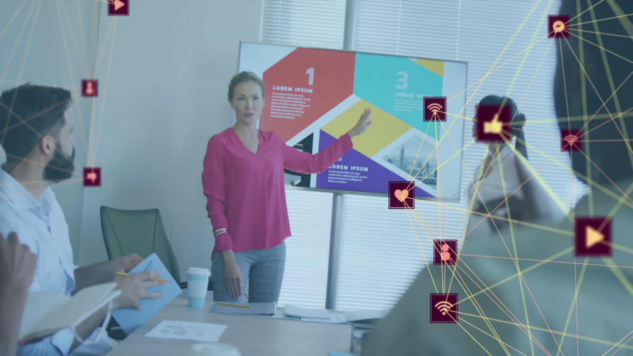 animación de dos globos de iconos digitales contra una mujer caucásica dando una presentación en la oficina.