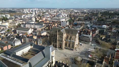 Basílica-De-Saint-aubin-En-La-Plaza-Sainte-Anne-Y-El-Convento-De-Los-Jacobinos,-Rennes-En-Francia