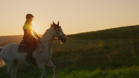 Una-Mujer-Galopa-Sobre-Un-Caballo-Blanco-Al-Sol-De-La-Mañana