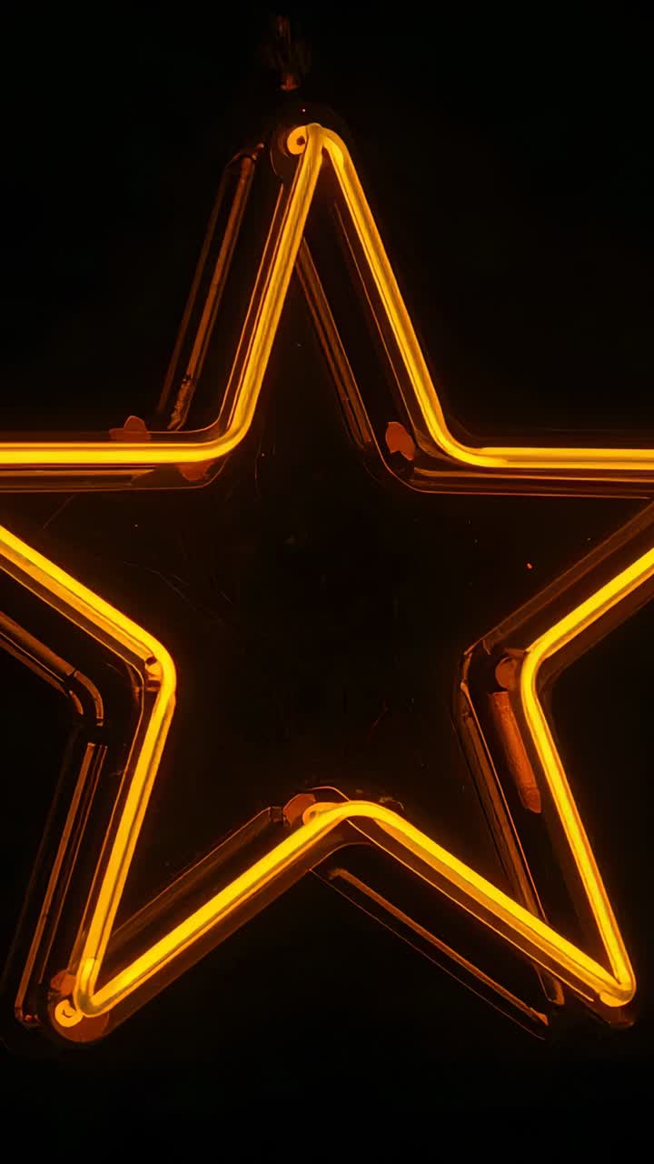 Video verticale: spostamento della centratura della telecamera su una stella al neon a cinque punte luminosa sulla parete, che mostra le giunzioni