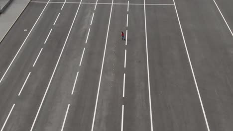 atleta mujer toma aceleración y va alrededor de los conos en patines de rodillos. estilo libre en patines, mariposa. vista desde el helicóptero. 4k, 10bit, prores