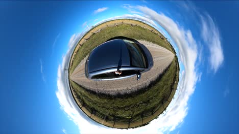 vista de 360 grados de un pequeño planeta de la carretera canadiense con un coche y un vasto cielo