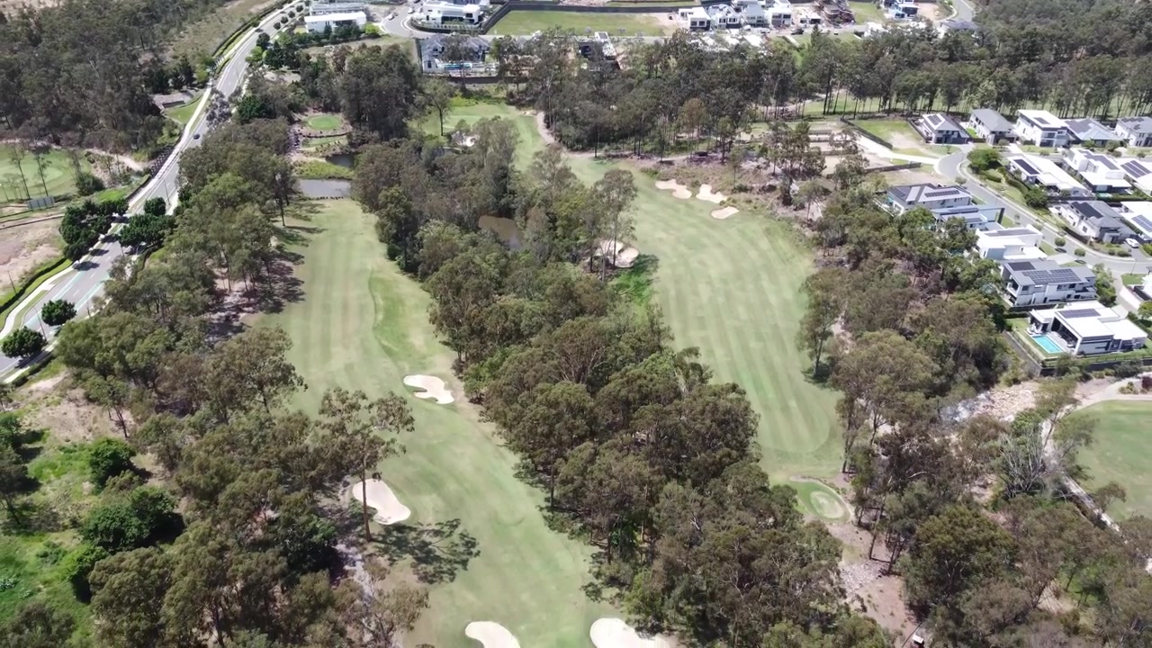 Ripresa drone 4K di un campo da golf accanto a un nuovo quartiere residenziale di lusso in Australia