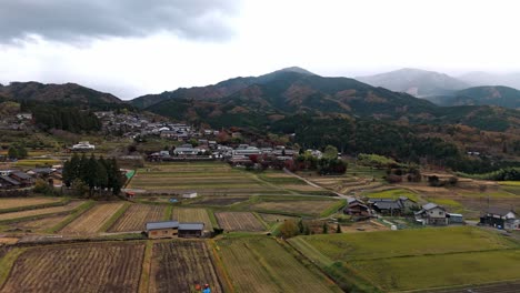 experimente la serena belleza de magome, una histórica ciudad postal en japón, capturada en impresionantes imágenes aéreas de 4k.