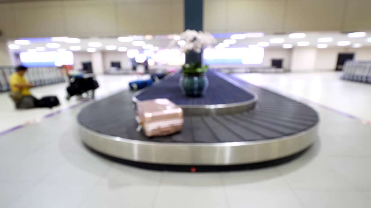 공항에서 수하물 처리.