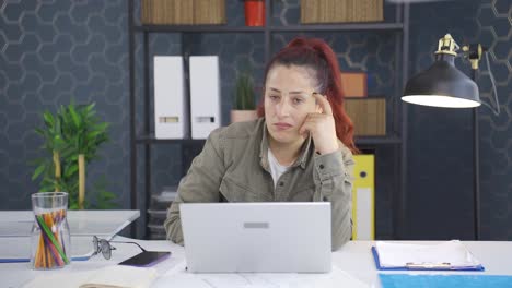 Business-woman-looking-at-camera-with-wonder-and-bewilderment.