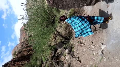 toma vertical en cámara lenta de un líder de la tribu maasai usando un shuka en el lago natron