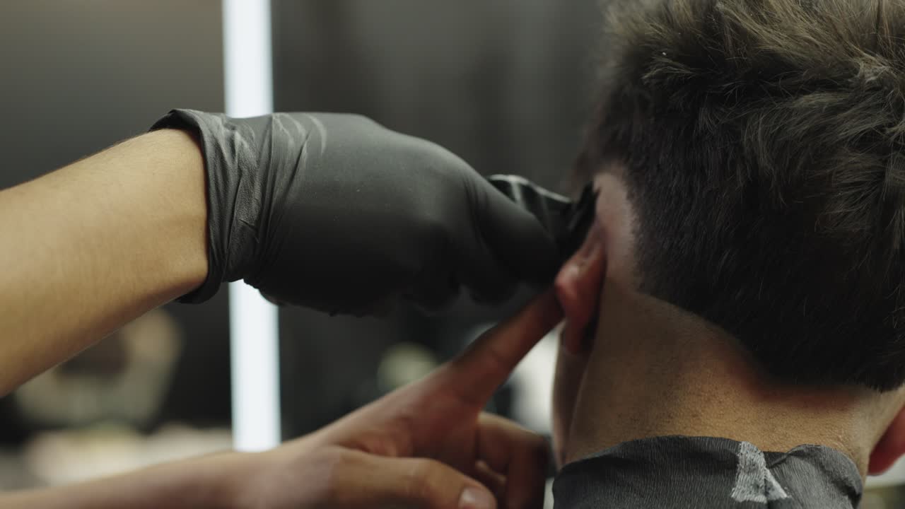 barbero haciendo un corte de pelo