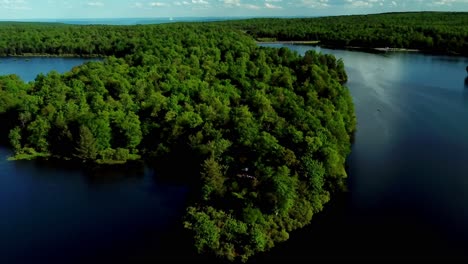 Vista-Superior-De-La-Toma-De-Un-Dron-Frente-Al-Lago