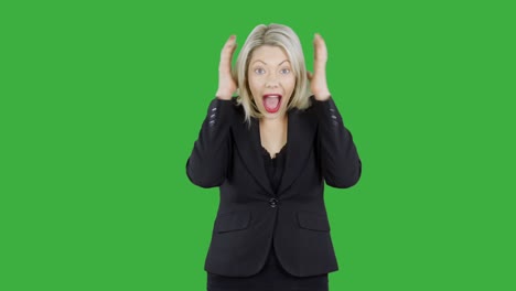 Attraktive-Blonde-Frau-Vor-Chroma-Key-Greenscreen-Ist-Glücklich-überrascht-Und-Schockiert