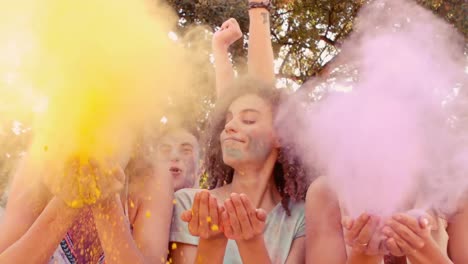 Mujeres-Jóvenes-Divirtiéndose-Con-Pintura-En-Polvo