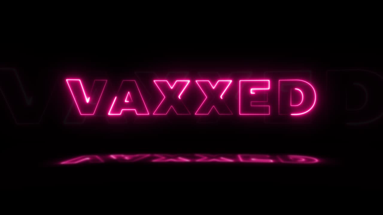 las palabras "vaxxed" de neón brillando sobre un fondo negro con reflejos en el suelo. signos de brillo de neón en gráfico de movimiento de bucle sin costuras
