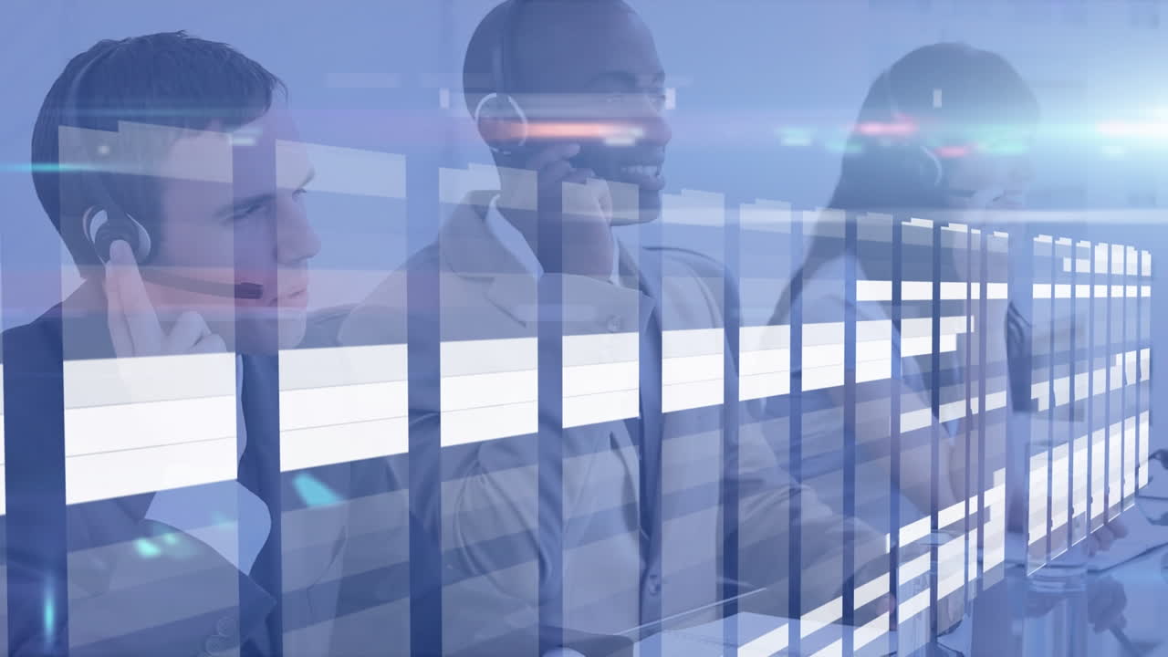 rastros de luz contra un equipo de diversos ejecutivos de atención al cliente hablando en auriculares de teléfono