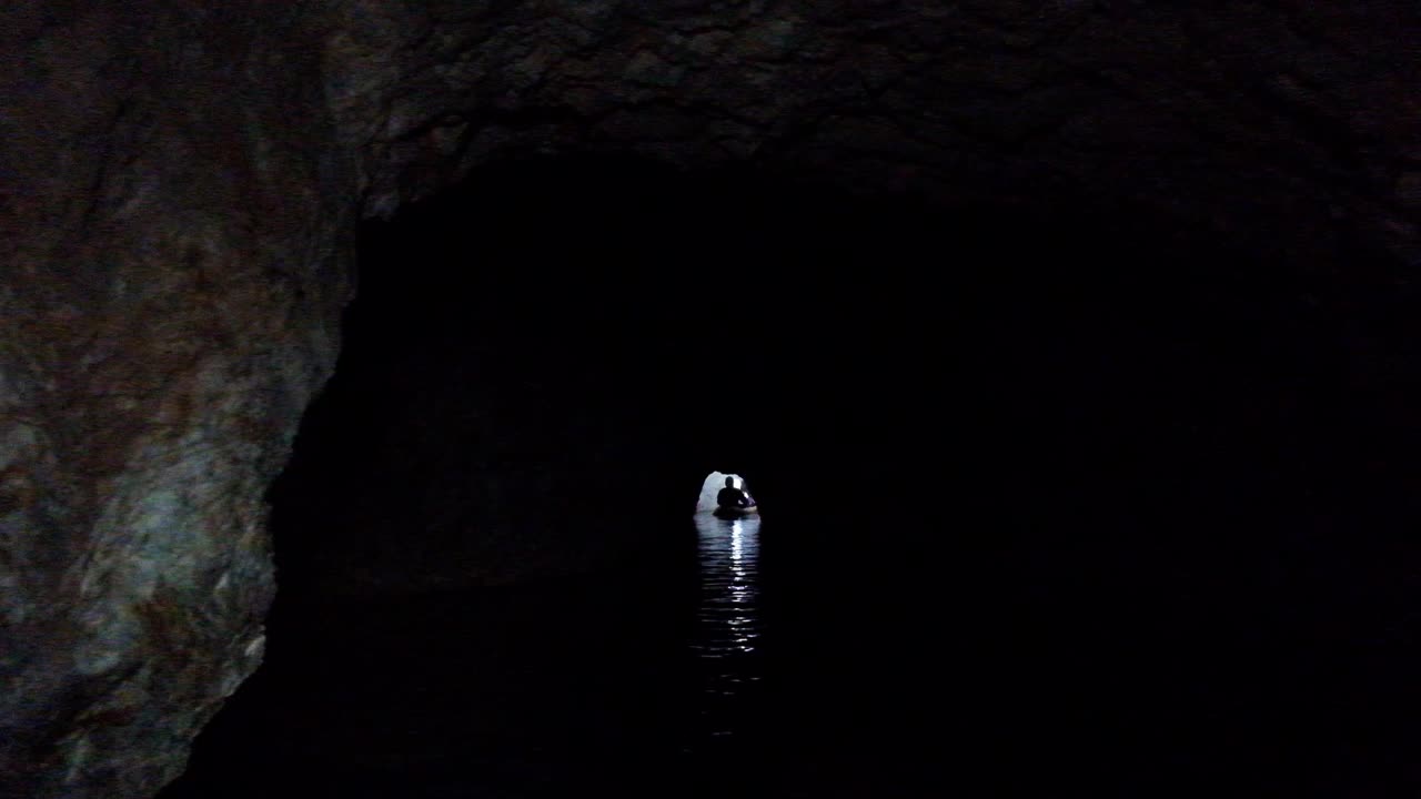 kayak en cuevas subterráneas en eslovenia
