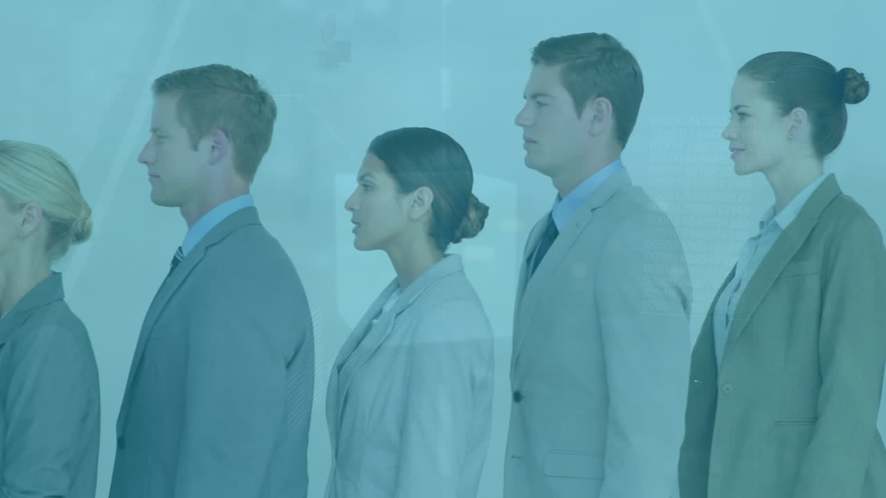 비디오는 상인들이 줄을 서 있는 것을 보여줍니다.