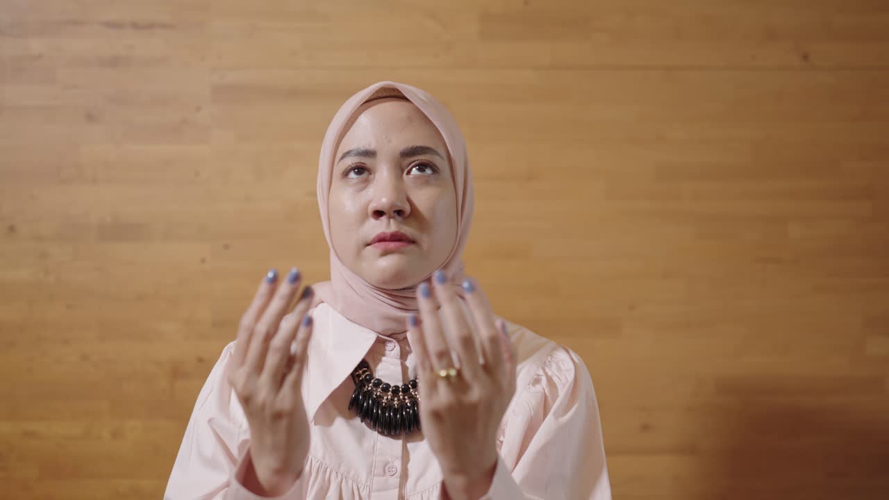 Wanita Muslim Berdoa