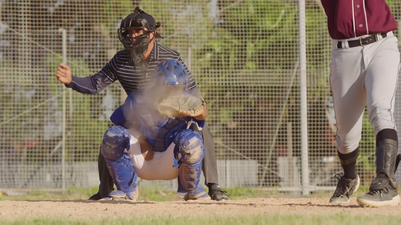 jugador de béisbol atrapando una pelota durante un partido