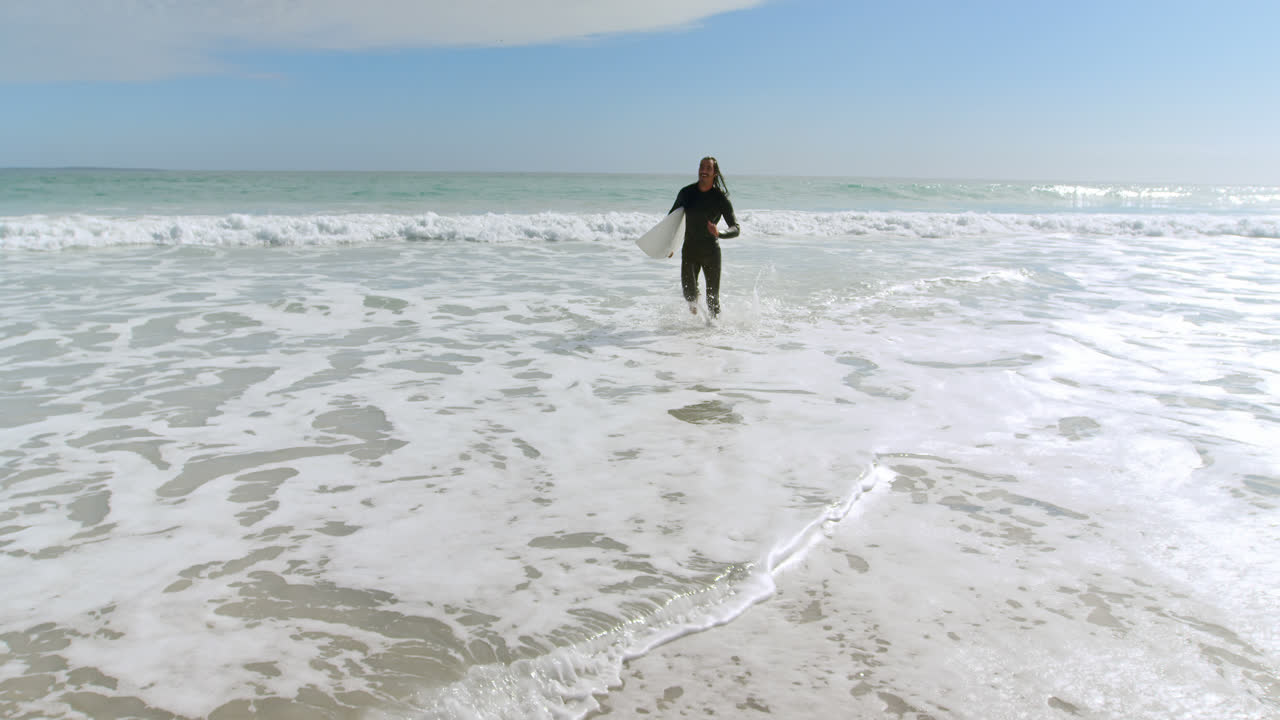 서핑보드와 함께 서핑하는 서퍼, 서핑보드와 함께 4k를 달리는 서퍼