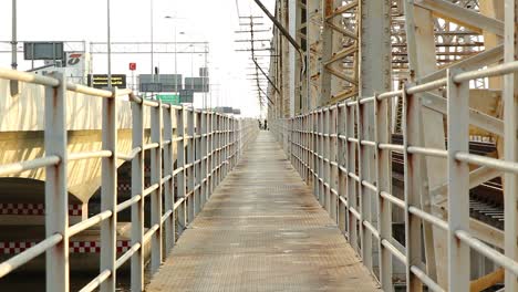 perspectiva de pasarela de metal largo