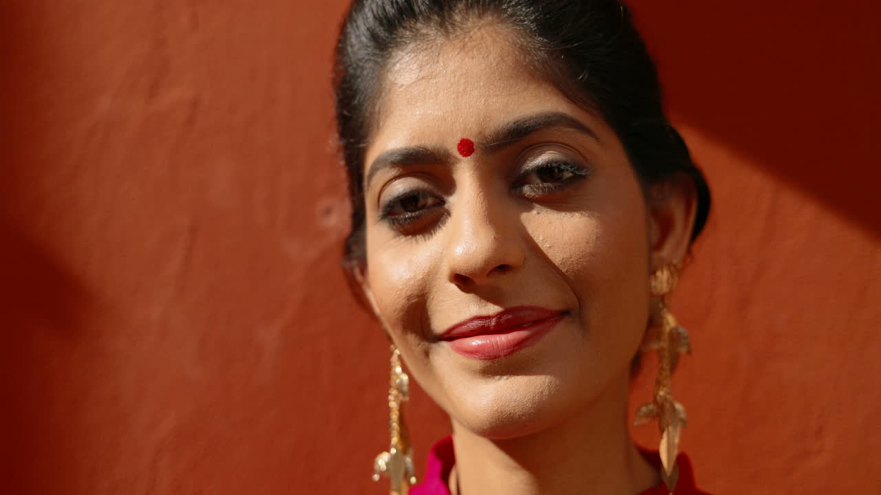 Primo piano di una bella donna indiana sorridente.