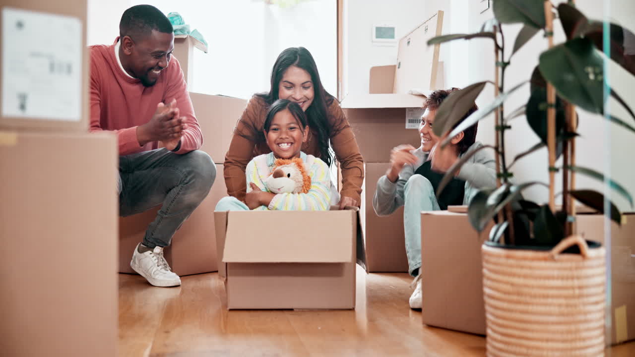 familia feliz mudándose a un nuevo hogar