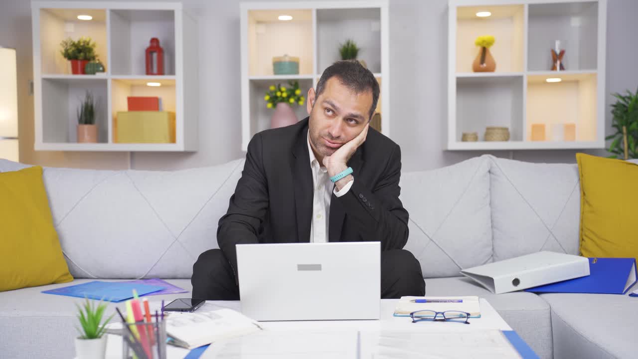 홈 오피스 근로자 남자는 일하고 싶지 않습니다.