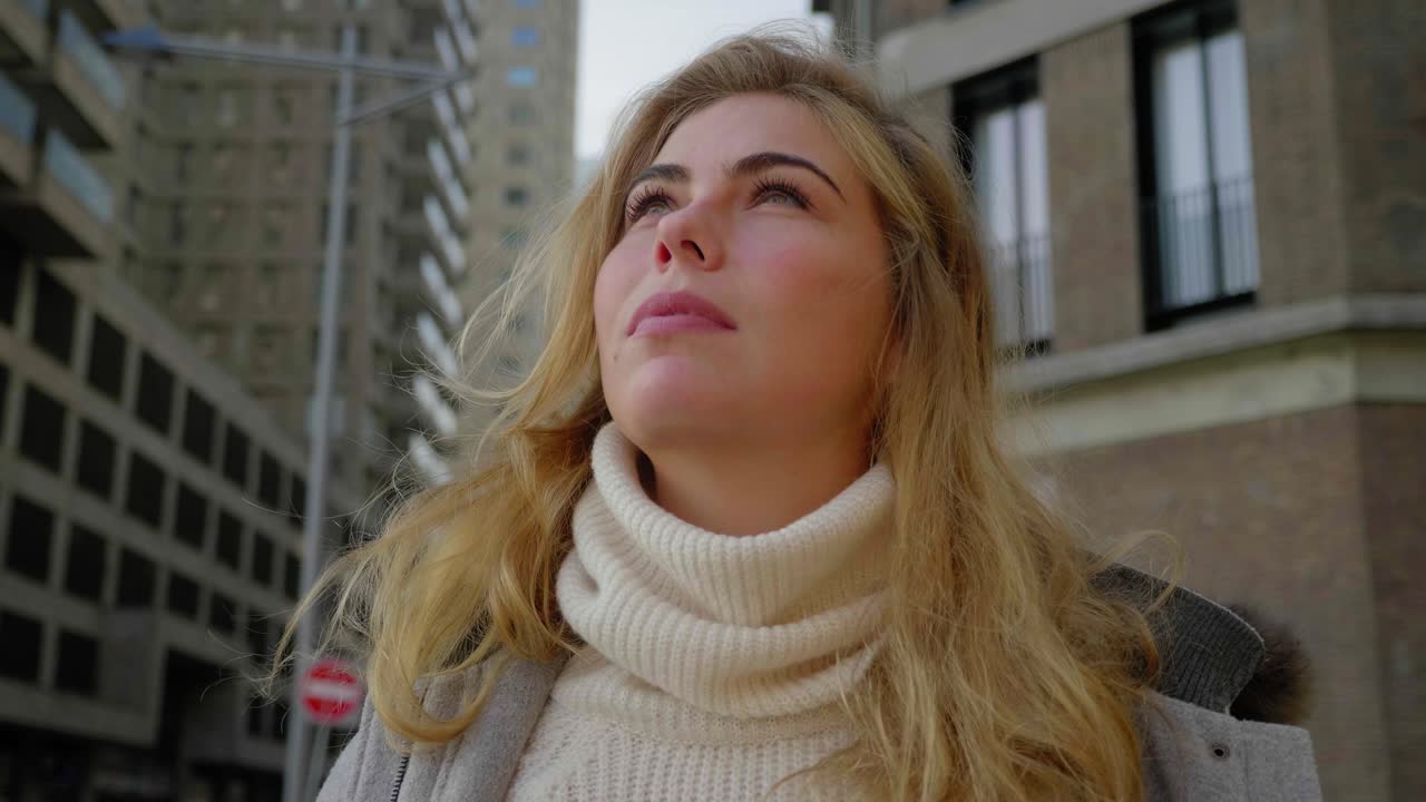 disparo de paralaje alrededor de una mujer joven seria en un entorno céntrico de la ciudad