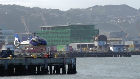 Eine-Aufnahme-Eines-Hubschraubers-Am-Hafen-Von-Wellington,-Der-Startet-Und-Das-Bild-Verlässt