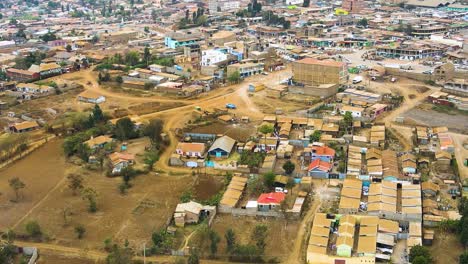 una vista aérea de loitokitok, un barrio pobre de los suburbios de nairobi, en kenia.