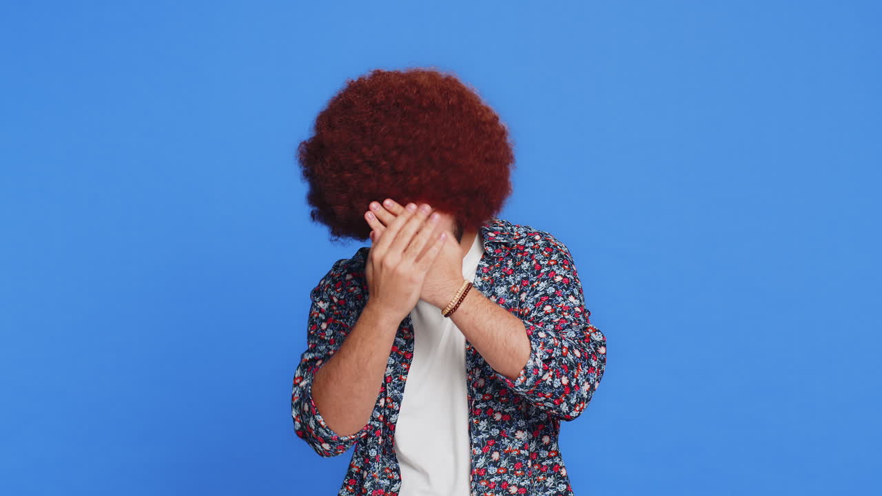 asustado conmocionado hombre caucásico cerrando los ojos confundido tímido asustado rechazar ver fobia vergüenza estrés