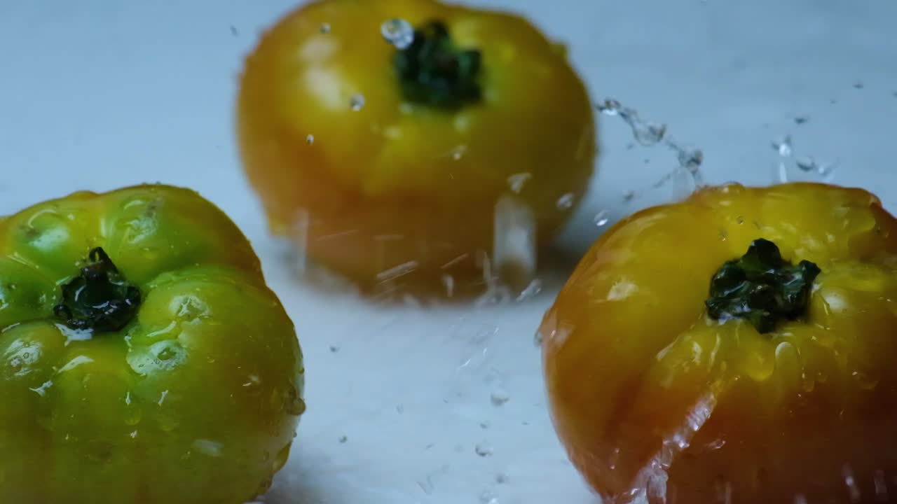 토마토 에 물 이 떨어지는 것 을 느리게 촬영 한 극단적 인 클로즈업