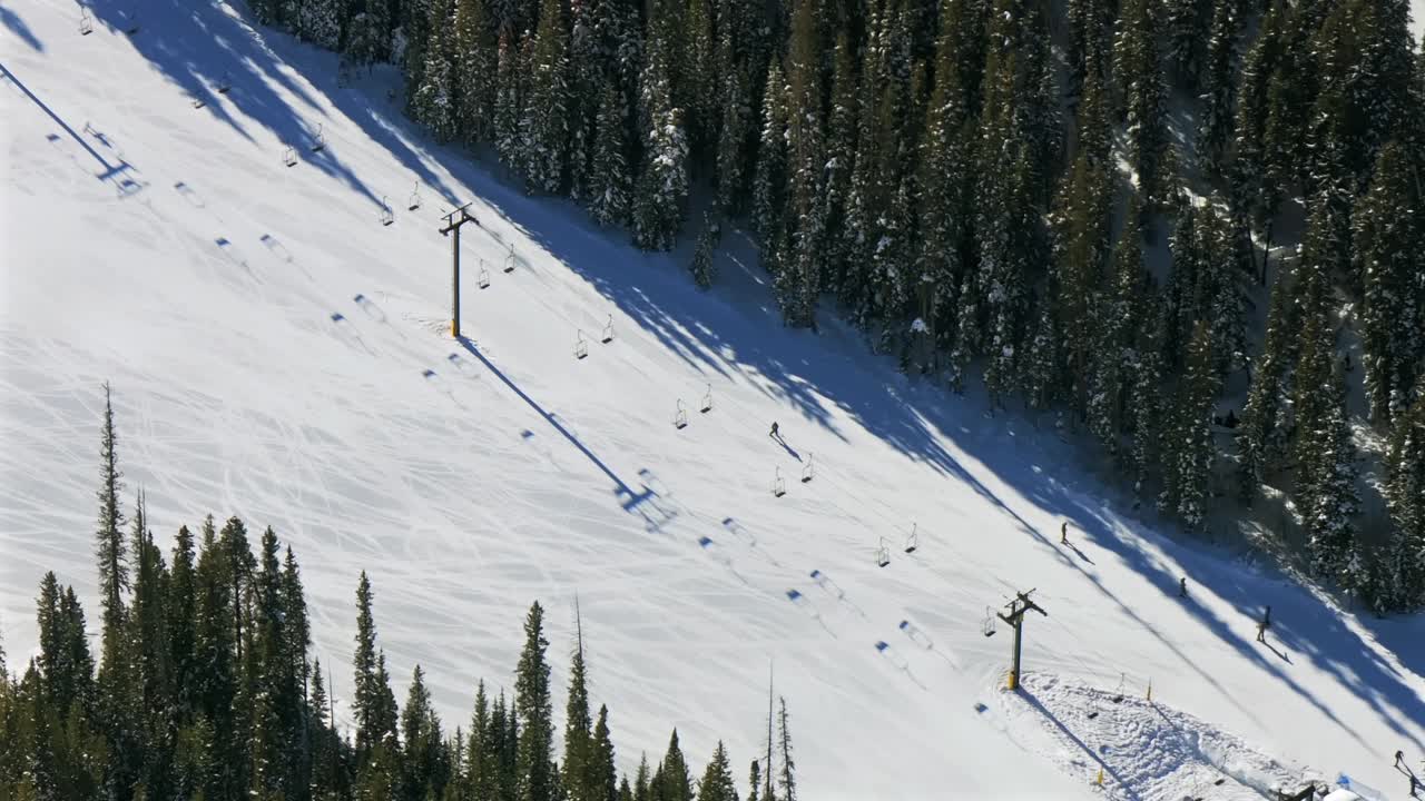 Vista a volo d'uccello, prospettiva unica, stazione sciistica Winter Park Colorado, drone aereo, gondola, seggiovia, piste battute soleggiate, piste da sci, piste da snowboard, mattina di dicembre, area base, inquadratura statica