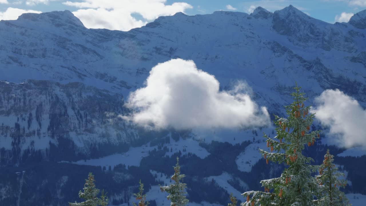 스위스 브루니 에 있는 젤베르크 에 있는 알프스 산맥 에 있는 웅장 한 빙하 산 의 멀리 에서 볼 수 있는 모습