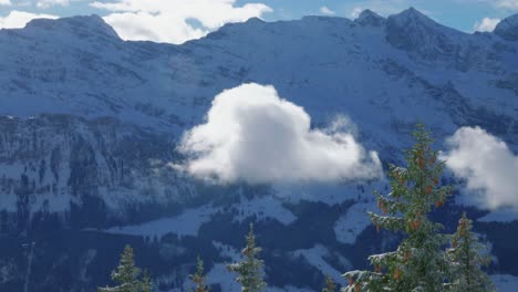 vista desde lejos de una majestuosa montaña glacial en las cadenas alpinas ubicada en engelberg, en brunni, suiza