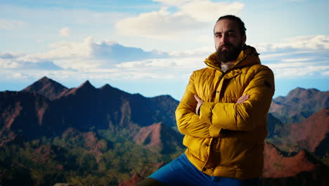 un aventurero emocionado celebra haber llegado a la cima de la montaña.