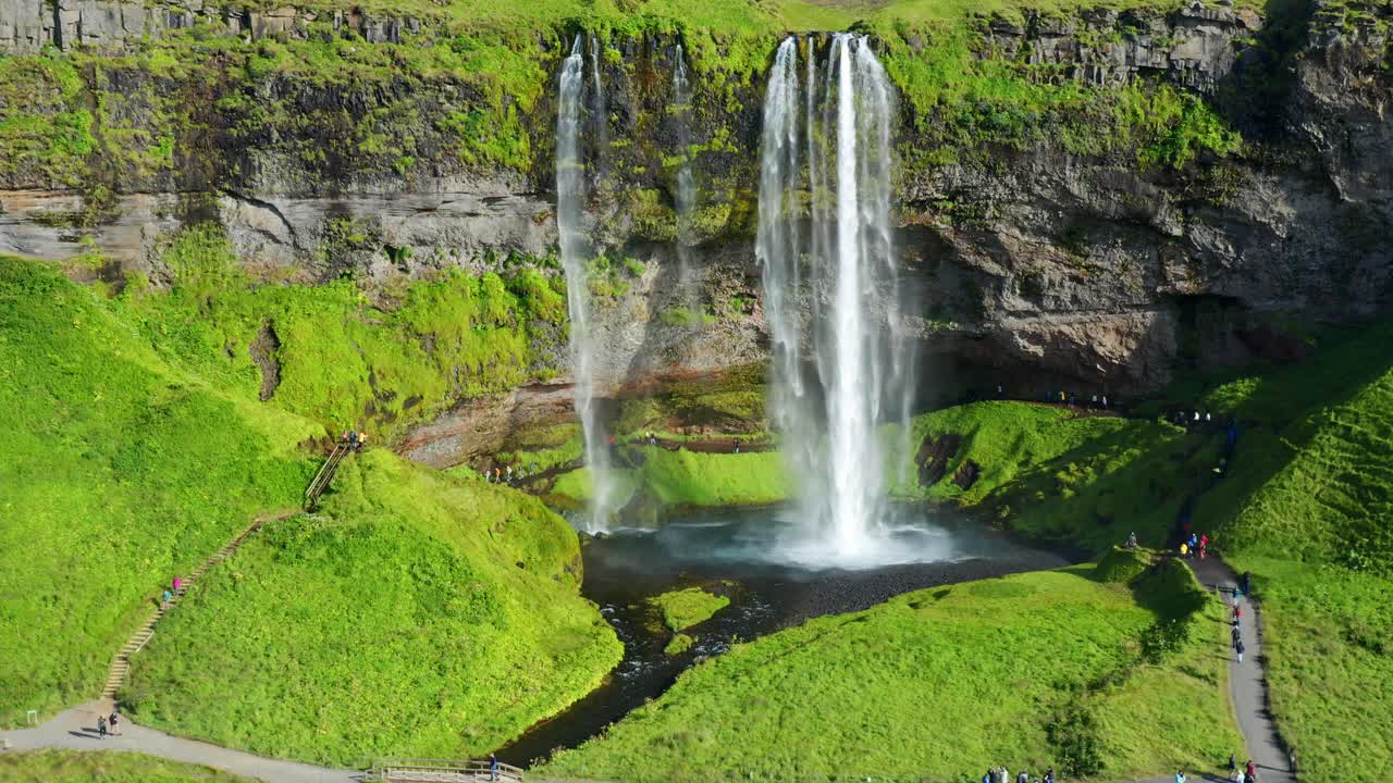 vista aérea de la cascada seljalandsfoss en un día soleado en el sur de islandia