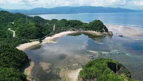 estableciendo una toma aérea de un drone de una costa clara y de playa con aguas claras y turquesas y selvas exuberantes
