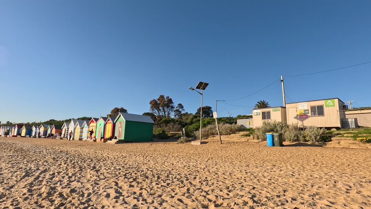 cabañas de playa coloridas y orilla de arena