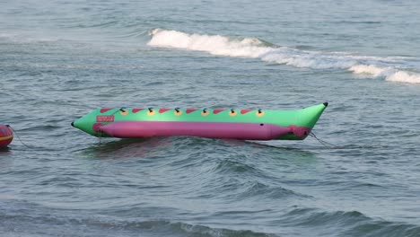 emocionante paseo en barco de plátano a través de las ondas del mar agitado