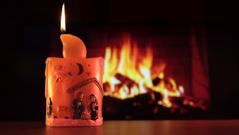 vela de navidad y chimenea
