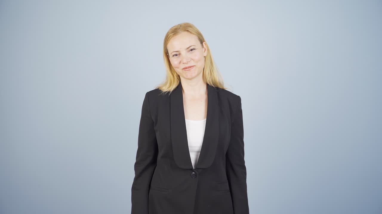 비즈니스 여성이 카메라에 입을 다물라고 말하고 있습니다.