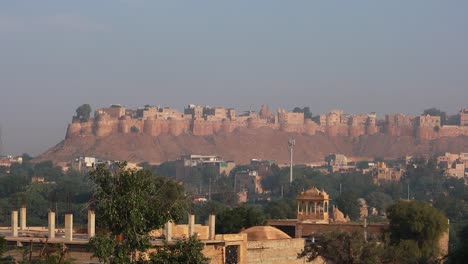 El-Fuerte-De-Jaisalmer-Está-Situado-En-La-Ciudad-De-Jaisalmer,-En-El-Estado-Indio-De-Rajasthan.-Se-Cree-Que-Es-Uno-De-Los-Pocos-Fuertes-Vivientes-Del-Mundo.