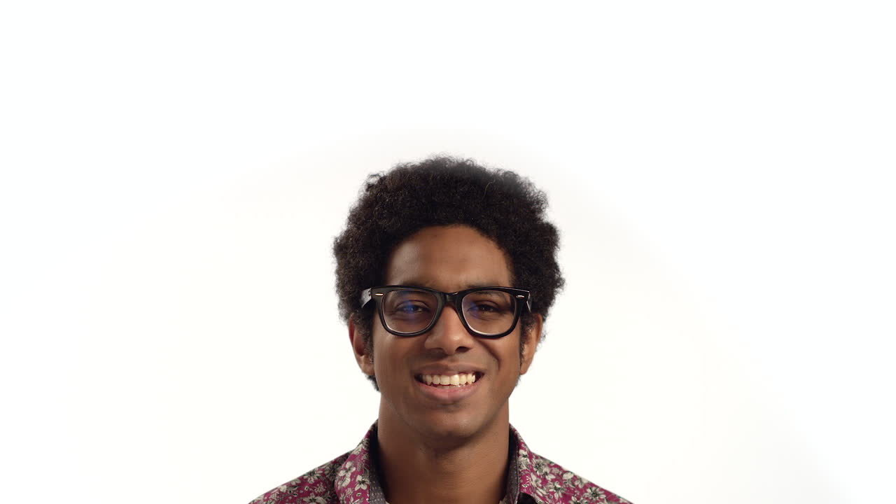 cu joven sonríe a la cámara