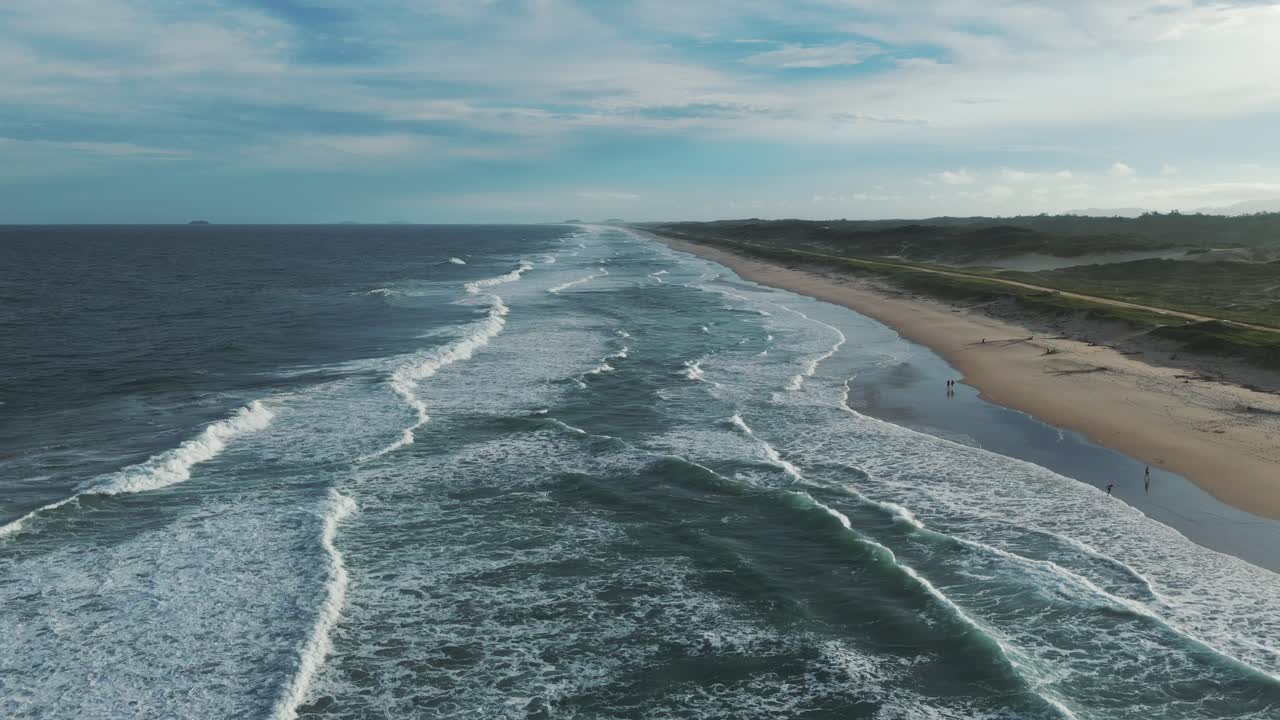 vista de pájaro de una magnífica playa en el océano atlántico, que se extiende sin fin