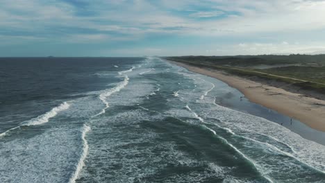 Vista-Panorámica-De-Una-Magnífica-Playa-En-El-Océano-Atlántico,-Que-Se-Extiende-Hasta-El-Infinito