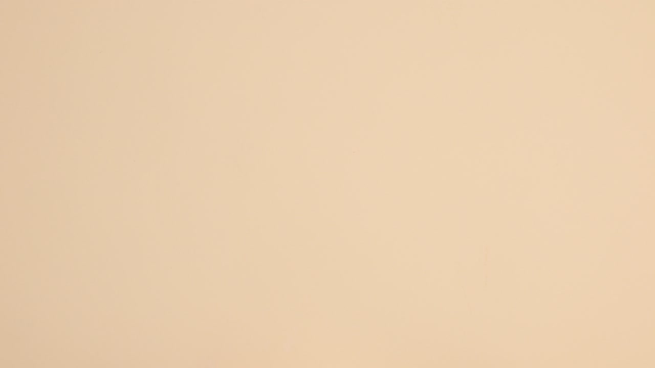 el diseño de los productos de cuidado de la piel de spa y bienestar aparece sobre un fondo beige.