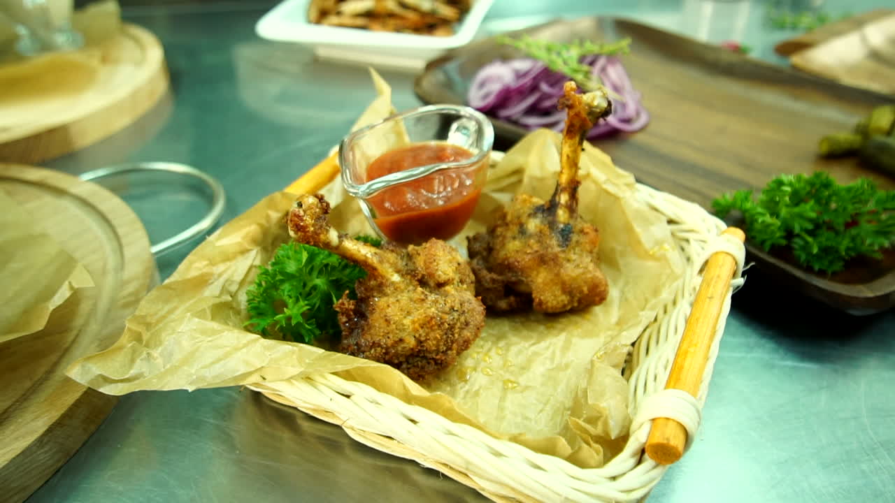 양고기를 접시에 담다