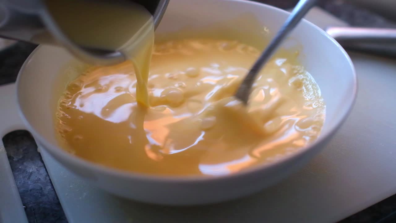 quemar una porción de crema brulée de postre francés en primer plano