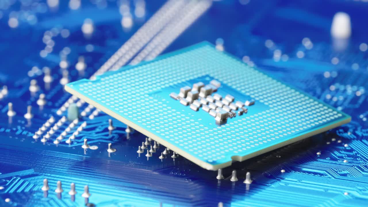 microprocesador en placa de circuito impreso azul, zoom en movimiento de seguimiento